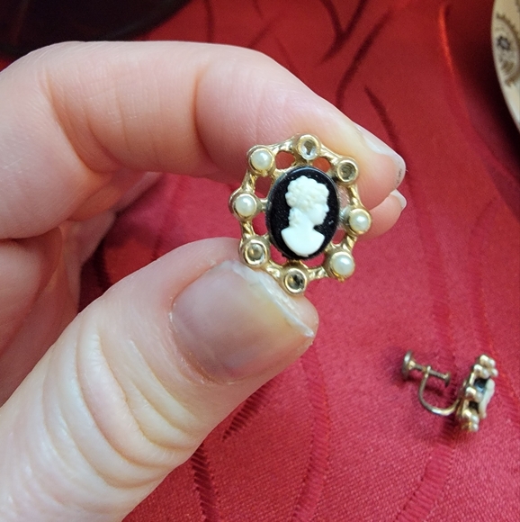 Vintage Cameo Gold Pearl Clip on earrings - Picture 4 of 7